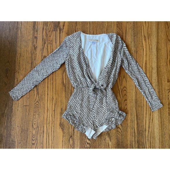 STONE COLD FOX Black White Pattern V Neck Romper Shorts Top Women's Size XS - Picture 2 of 11